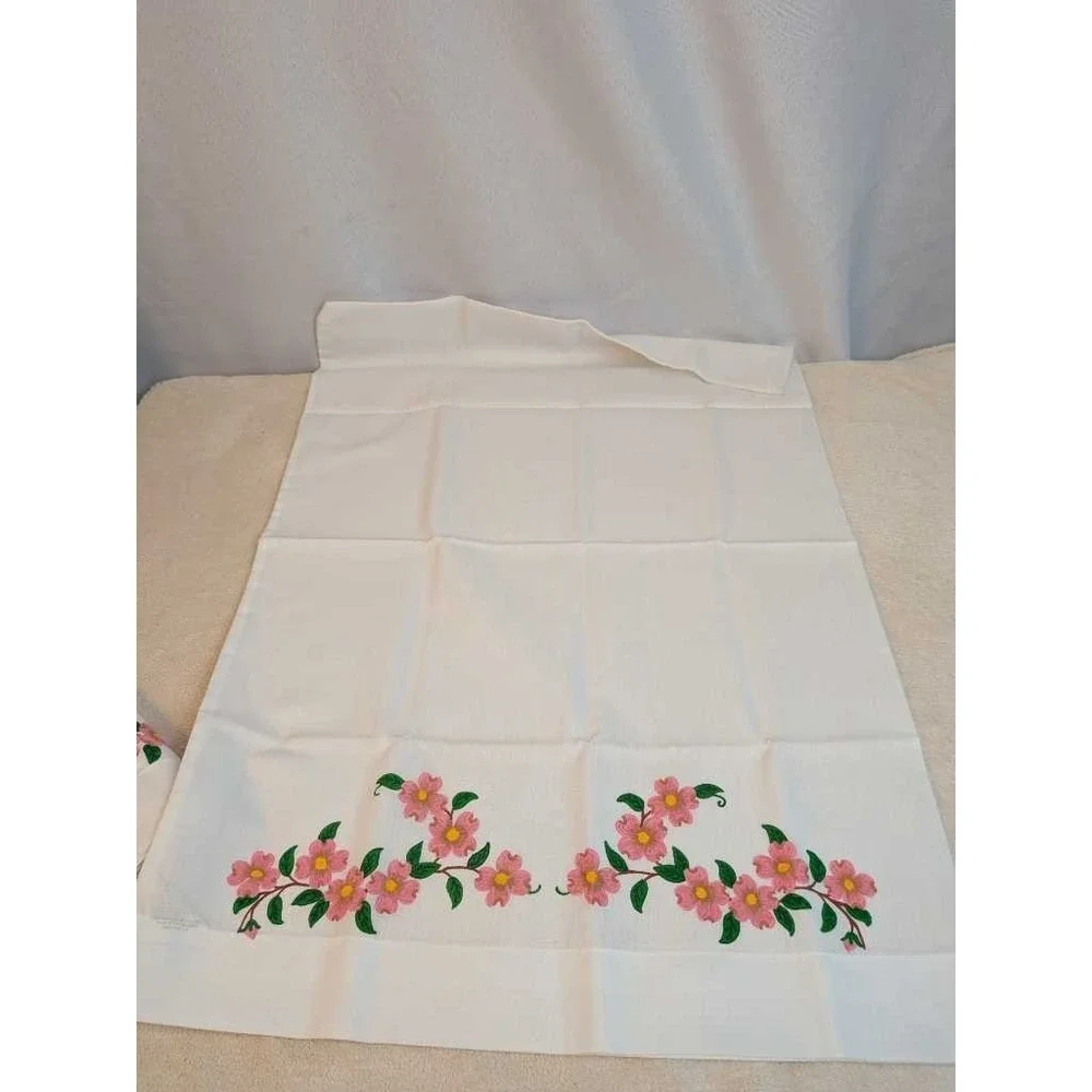 Thomaston New Era White Embroidered Floral Hand Towels 2pc Set